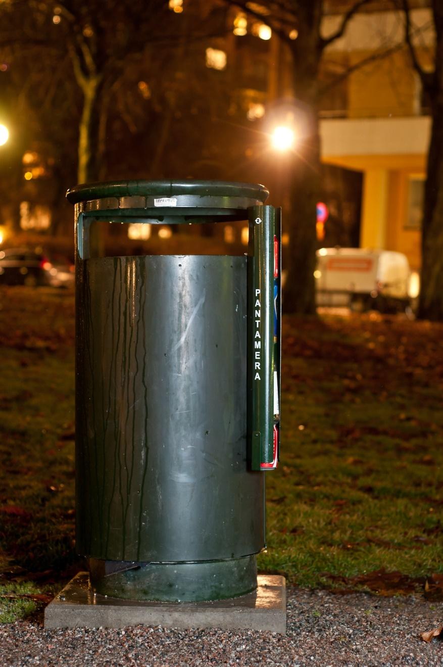 It has been designed so that it does not stand out in the park or in the street, while passers-by can still easily see and put their consumed bottles and cans in the recycling pipe or empty the bottles and cans and recycle them.